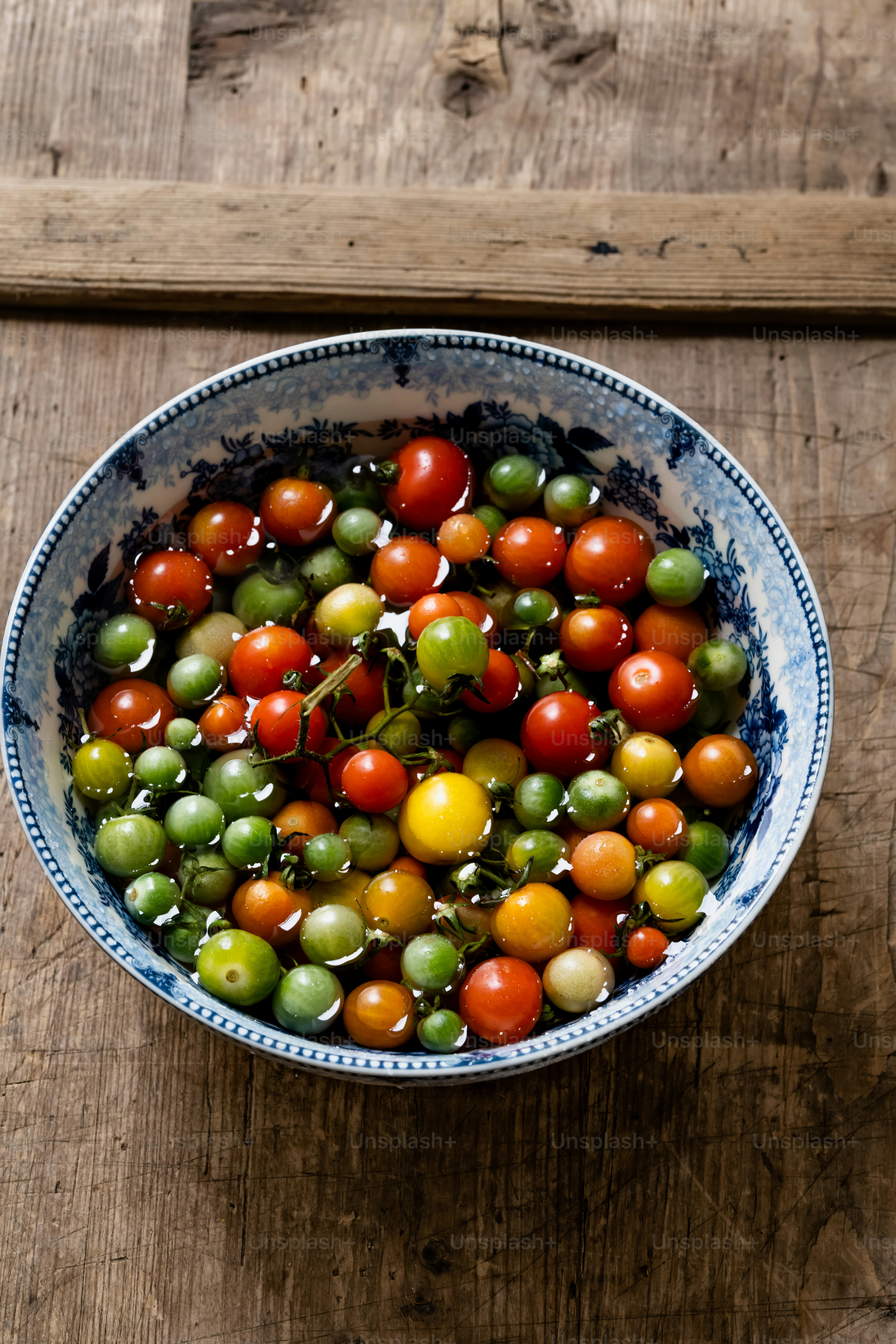 eine Schüssel mit bunten Eiern