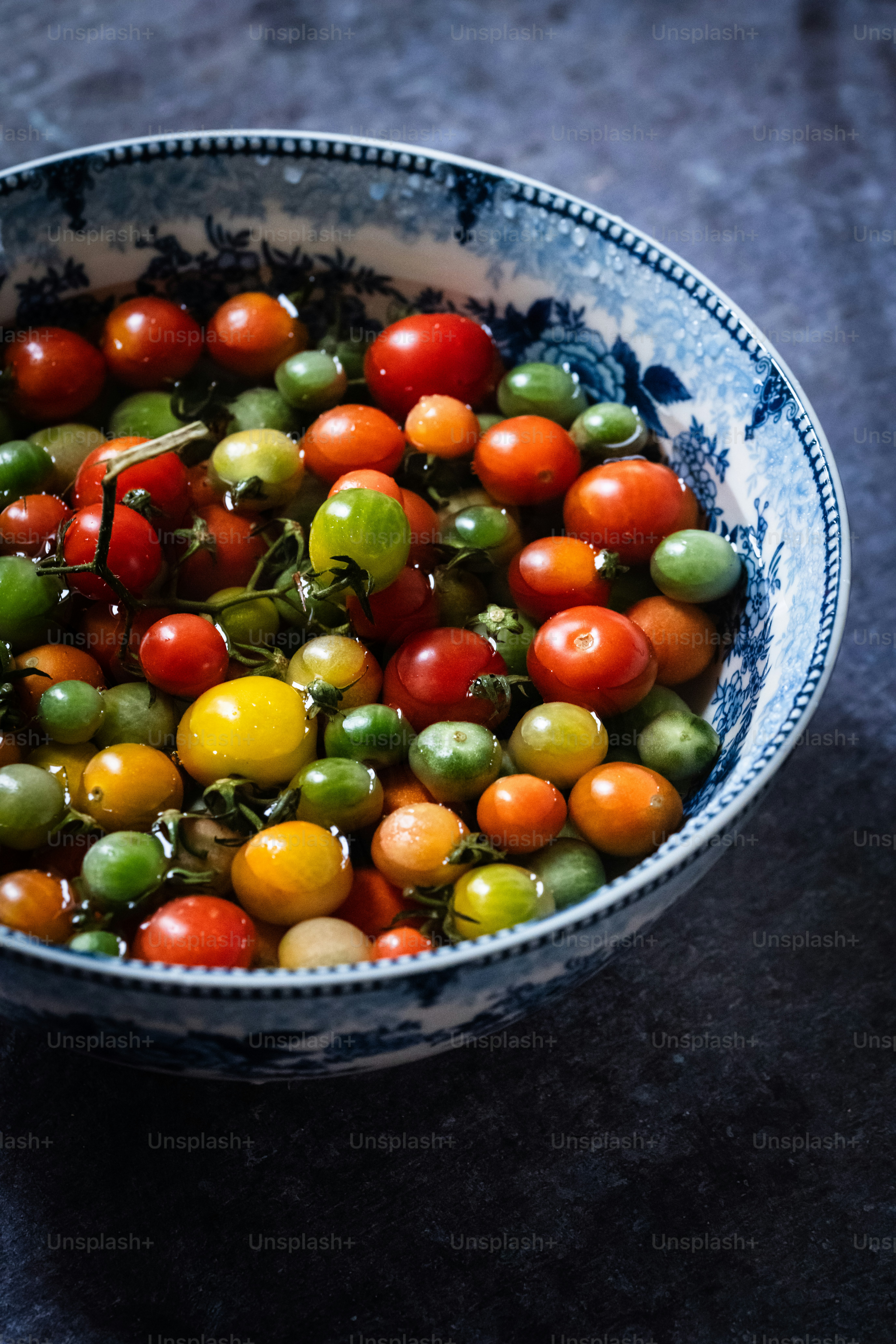 un bol de nourriture colorée