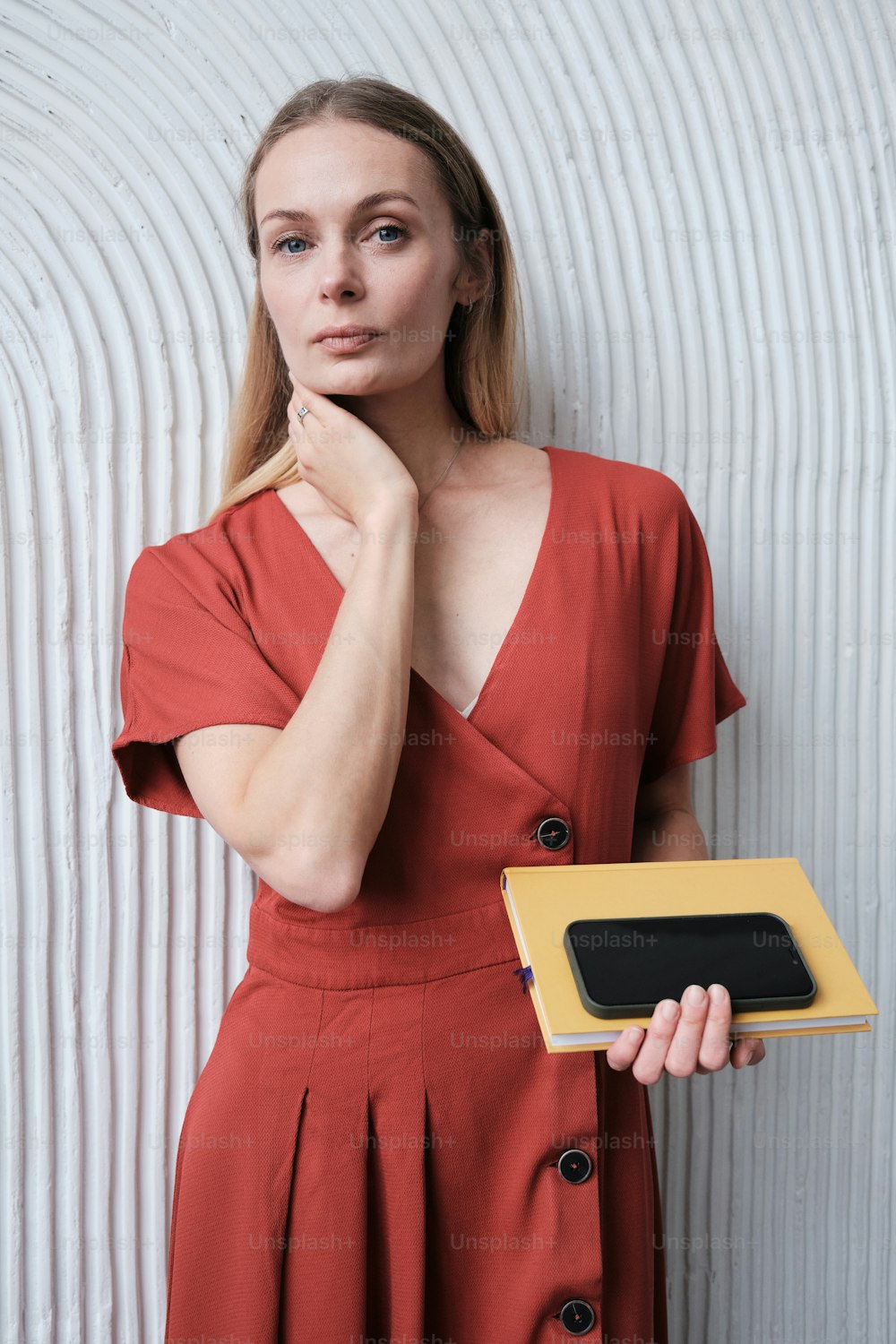 Una mujer sosteniendo una tableta