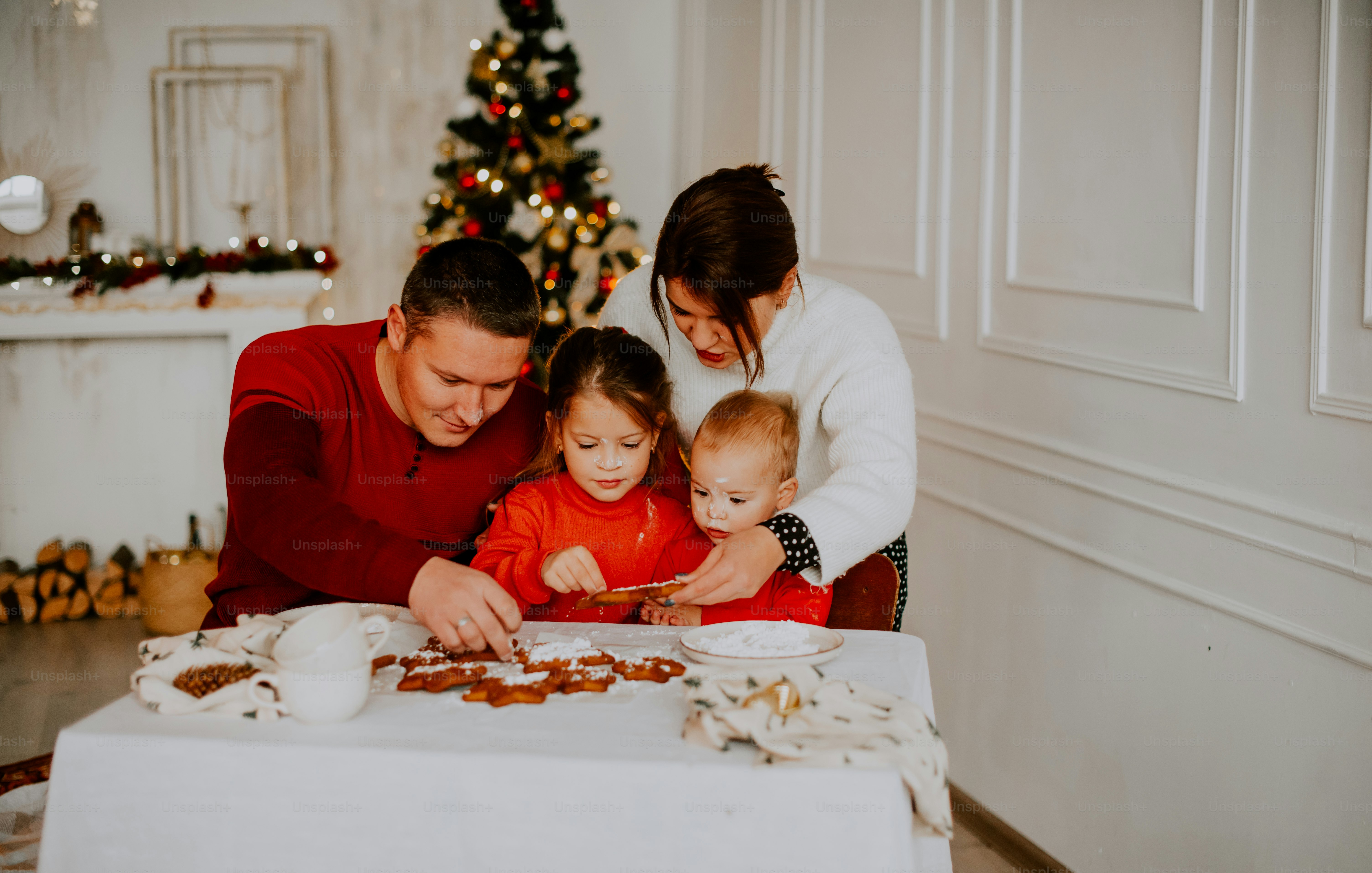 Una familia reunida alrededor de una mesa foto – Imagen de Navidad en ...