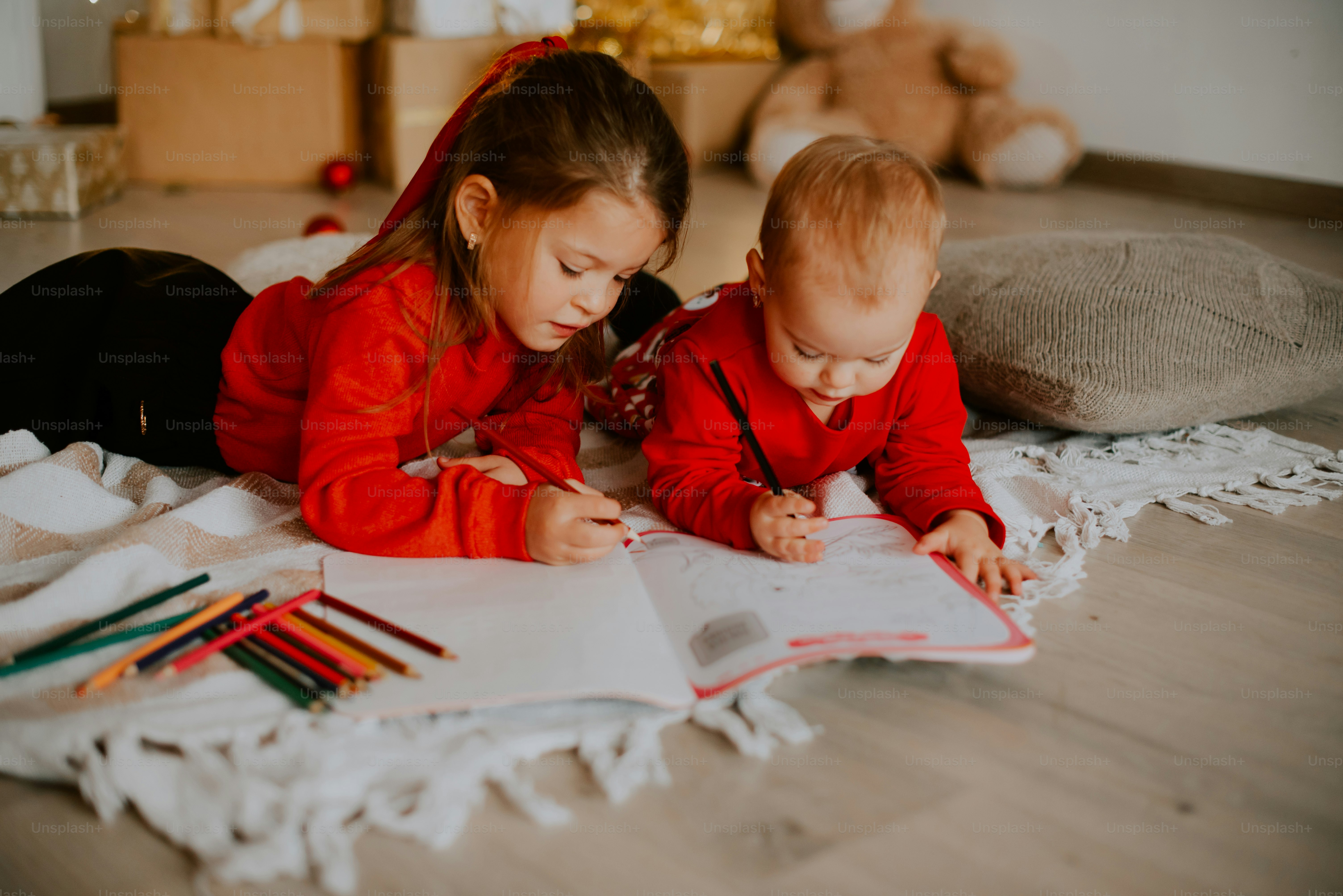 本を見ている人と子供