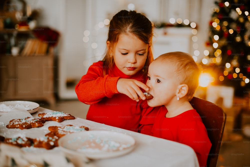 una persona e un bambino seduti a un tavolo con cibo