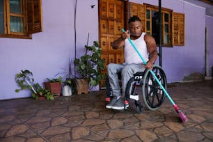 una persona seduta su una sedia a rotelle