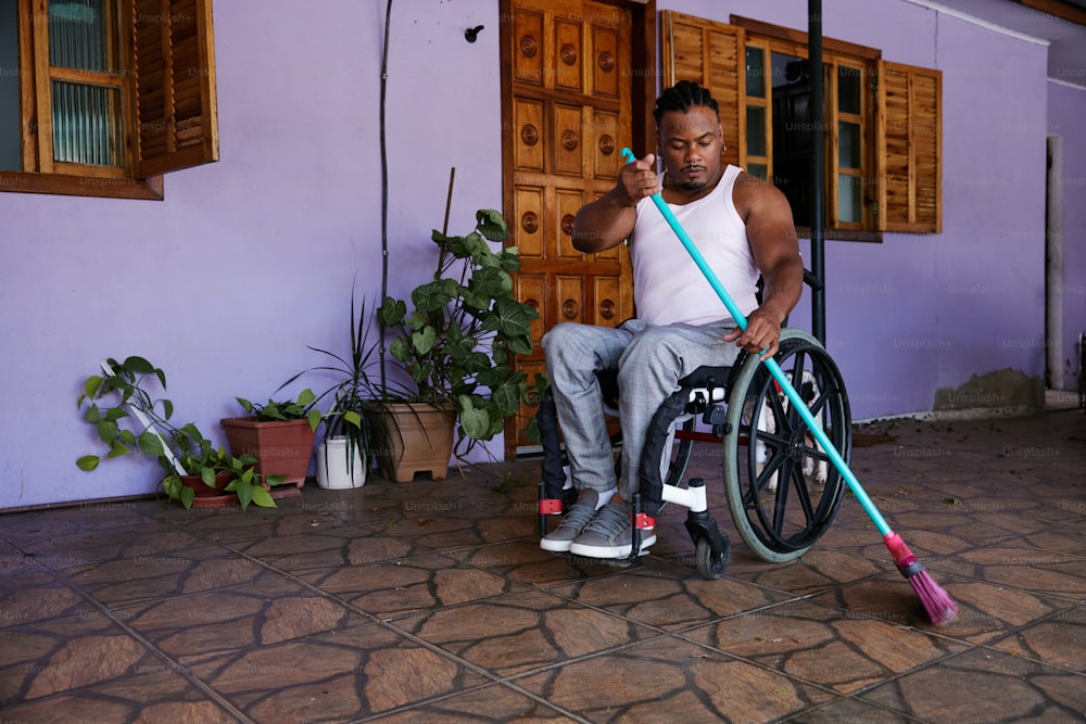 uma pessoa sentada em uma cadeira de rodas