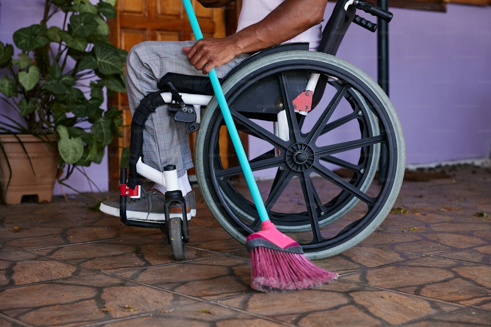 una persona su sedia a rotelle