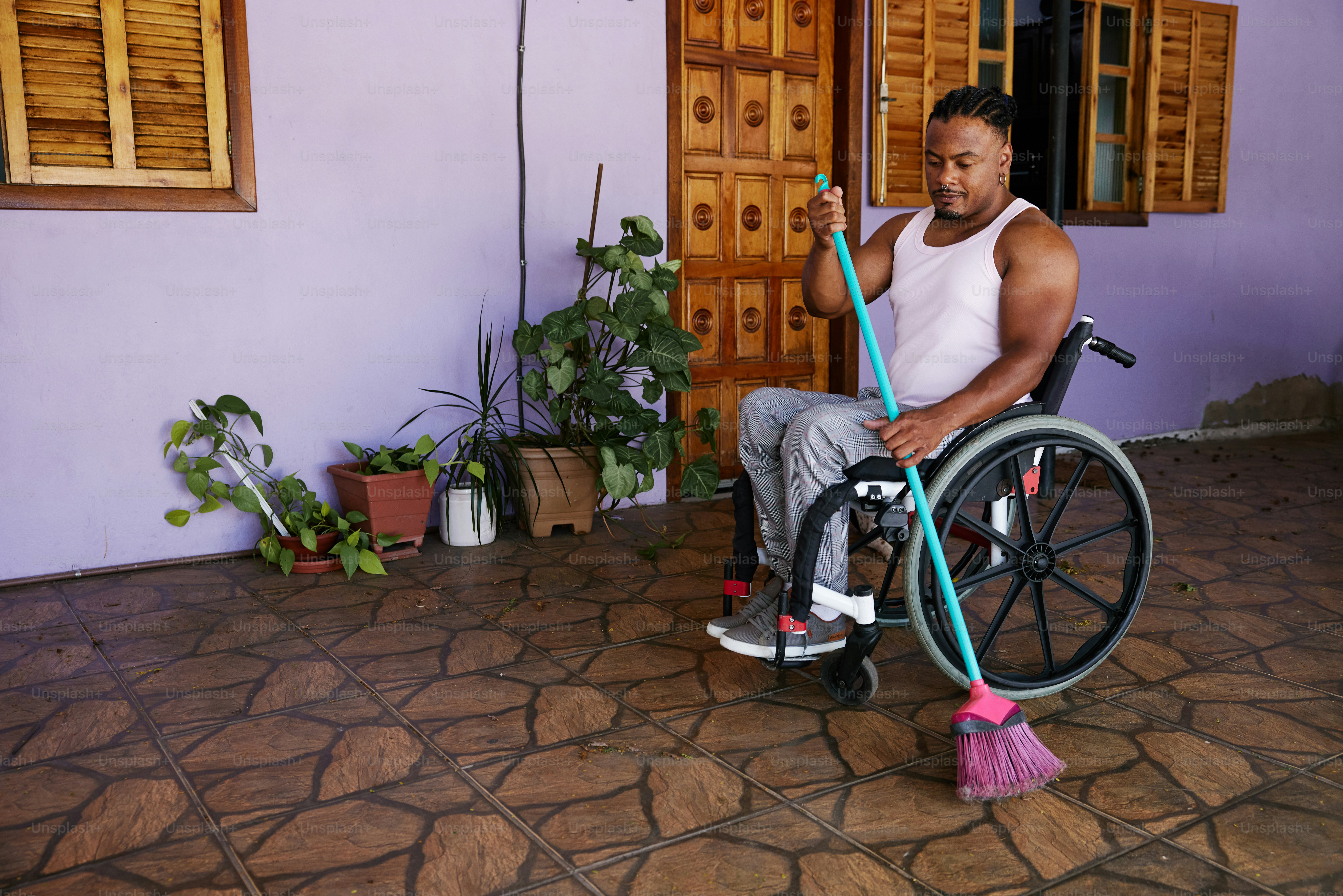 uma pessoa sentada em uma cadeira de rodas
