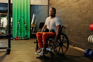 um homem sentado em uma cadeira de rodas