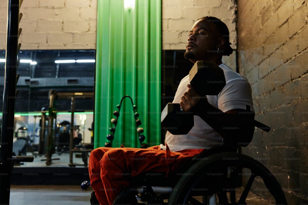 eine Person, die im Rollstuhl sitzt
