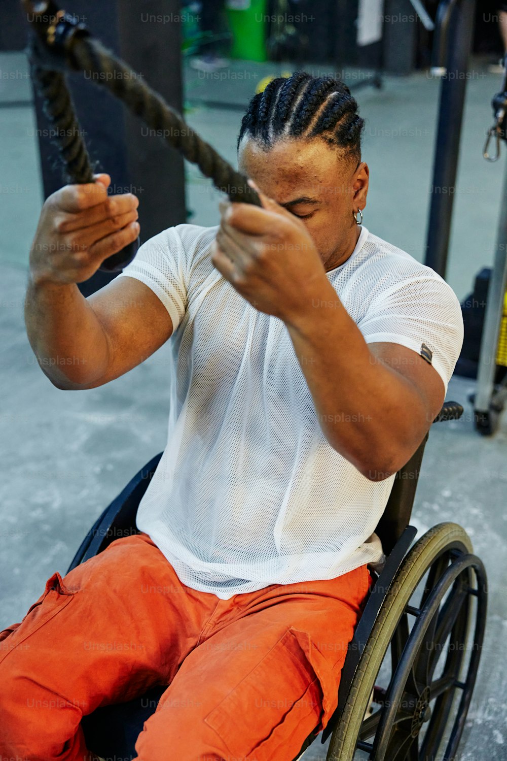una persona en silla de ruedas sosteniendo una espada grande