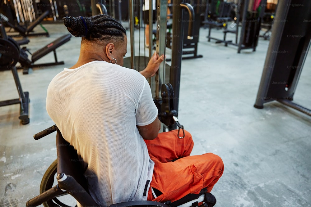 Ein Mann sitzt in einem Fitnessstudio