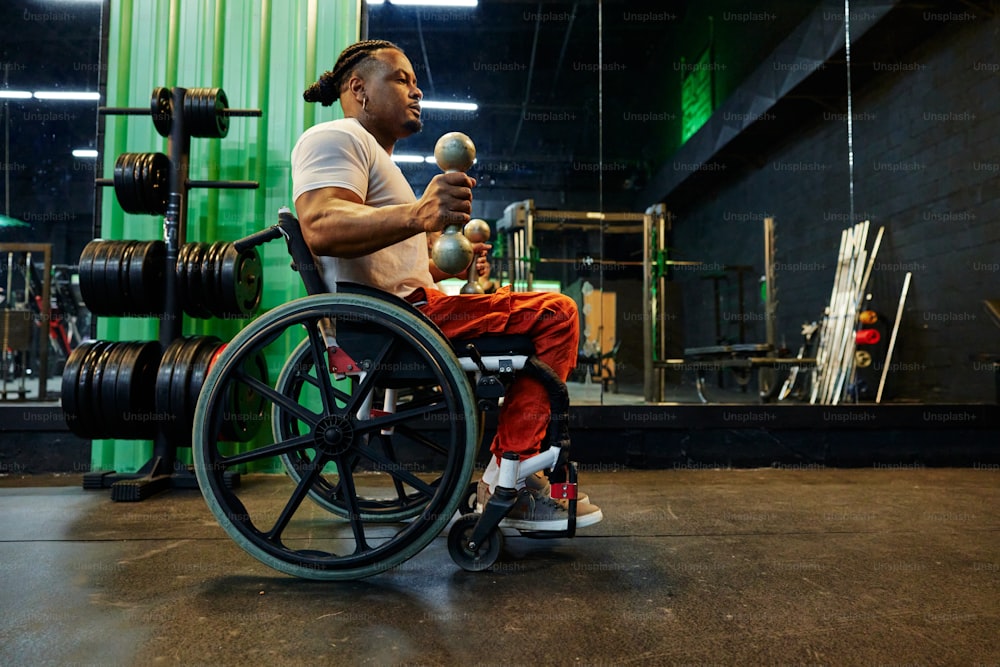 Una mujer sentada en una silla de ruedas con un hombre en una silla de ruedas