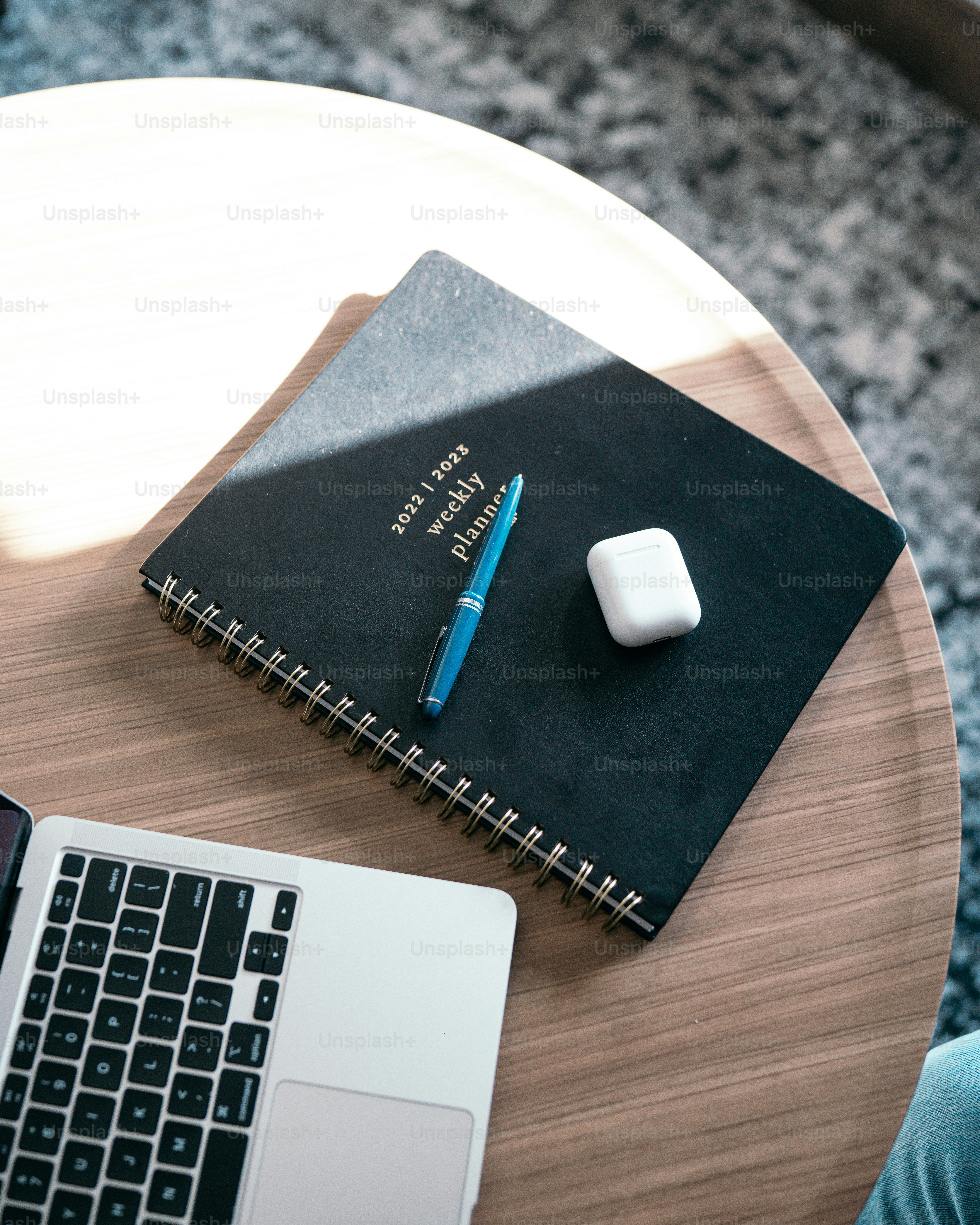 une boîte noire avec une souris blanche sur une surface blanche