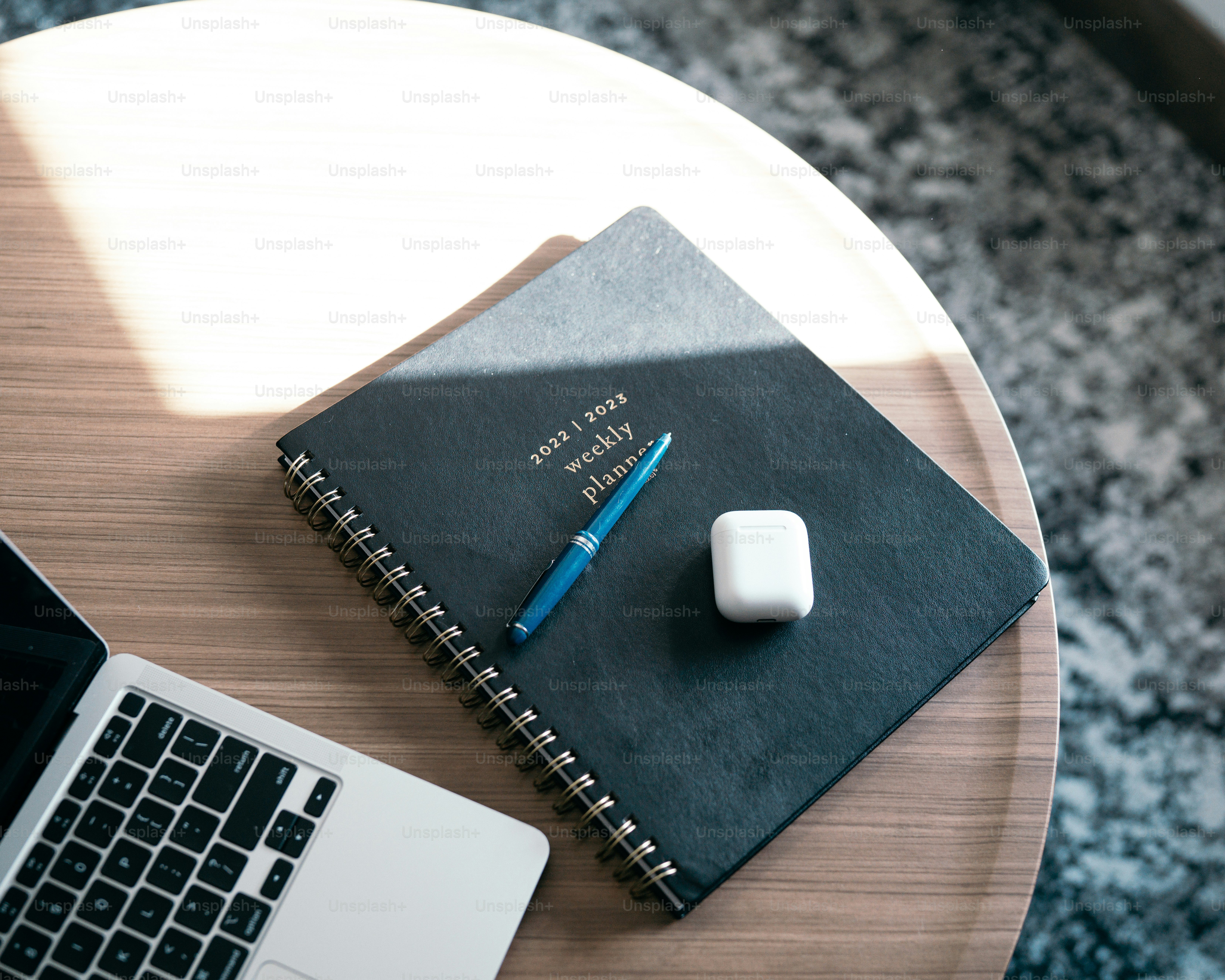 un objet rectangulaire noir avec un cercle blanc dessus