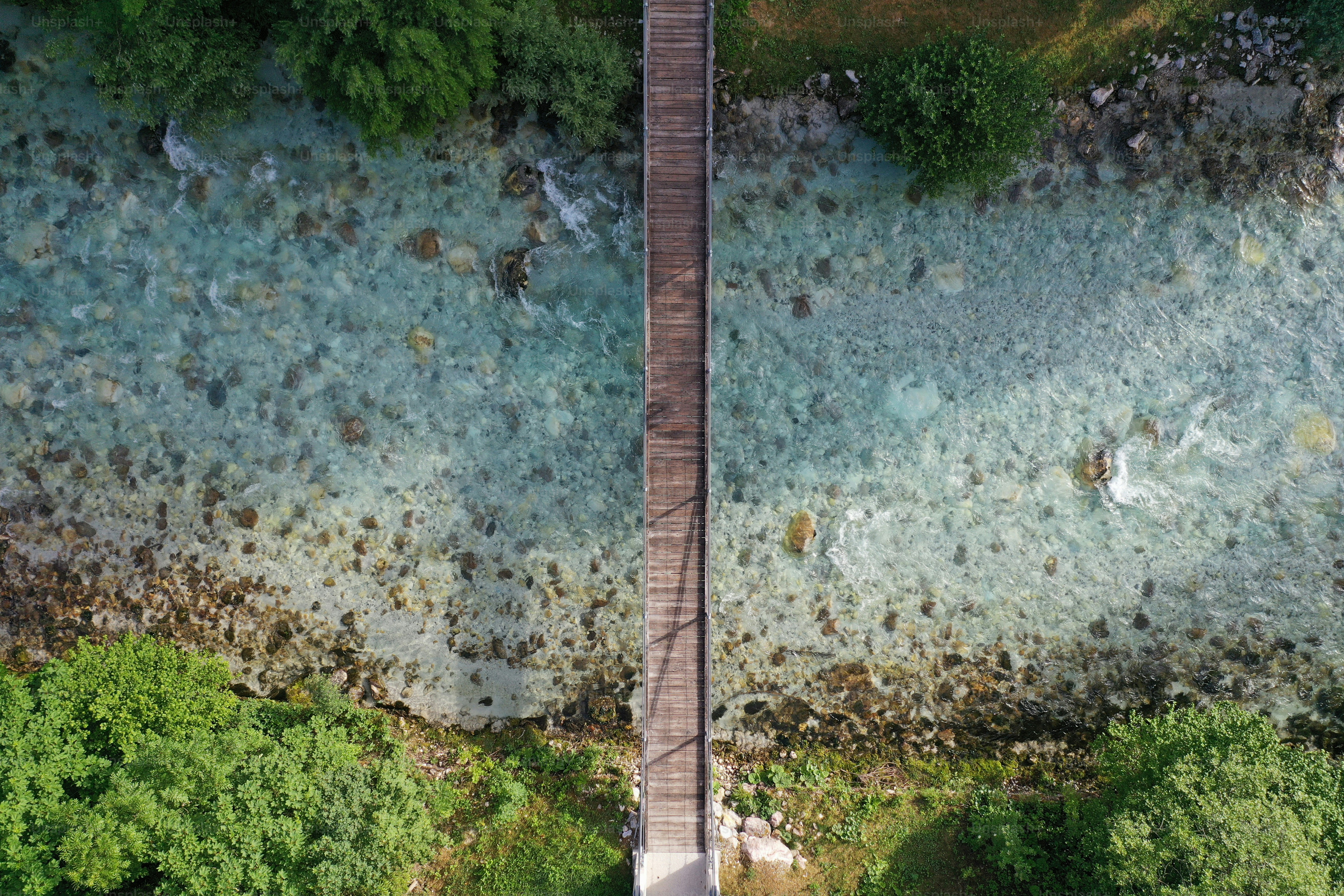 Una torre alta en un campo