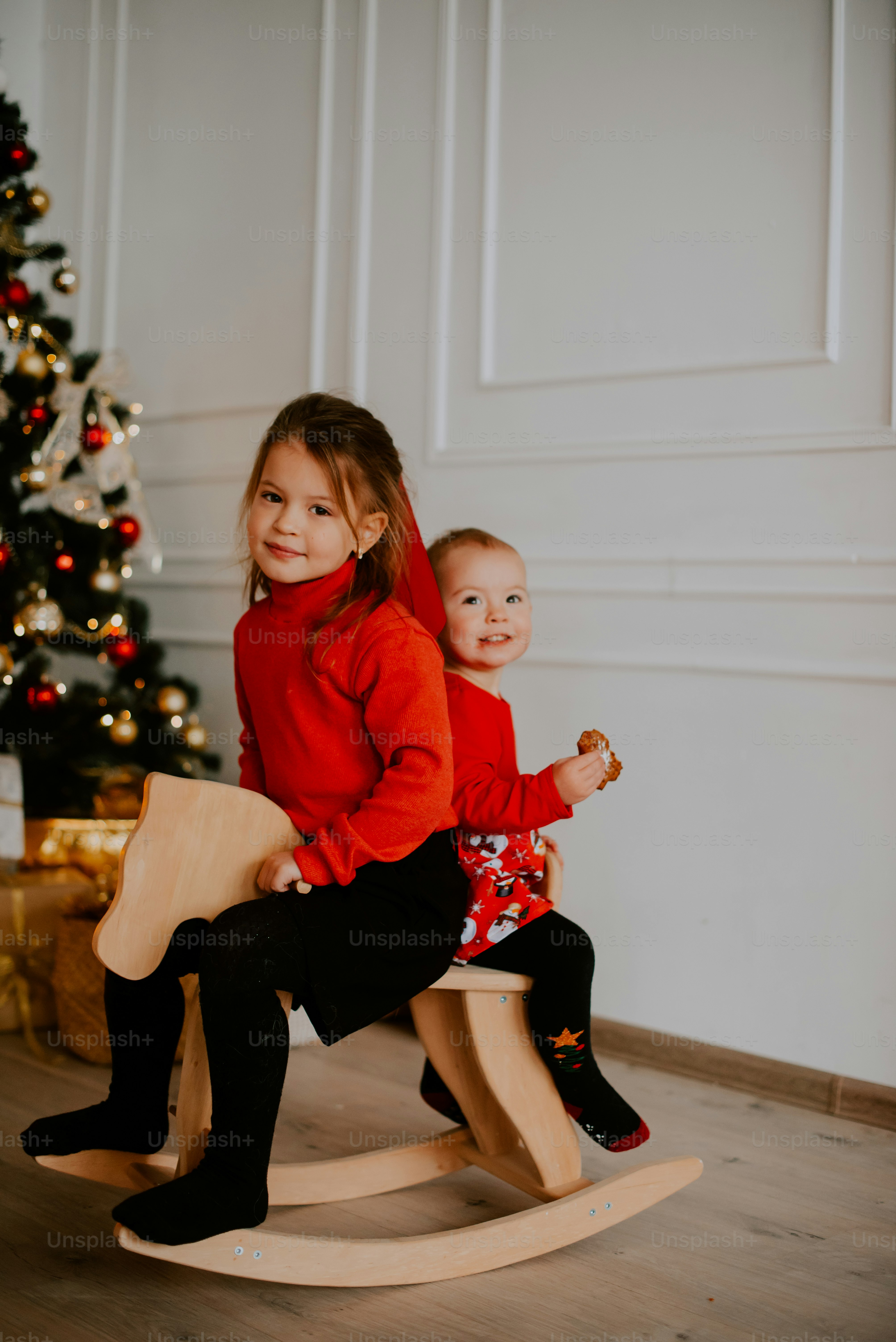 Le lettere sull'albero significano buon Natale. Bambini allegri che si  divertono e saltano sul letto con sfondo decorativo per le vacanze. foto –  Immagine di Natale su Unsplash, image size:3000x4494
