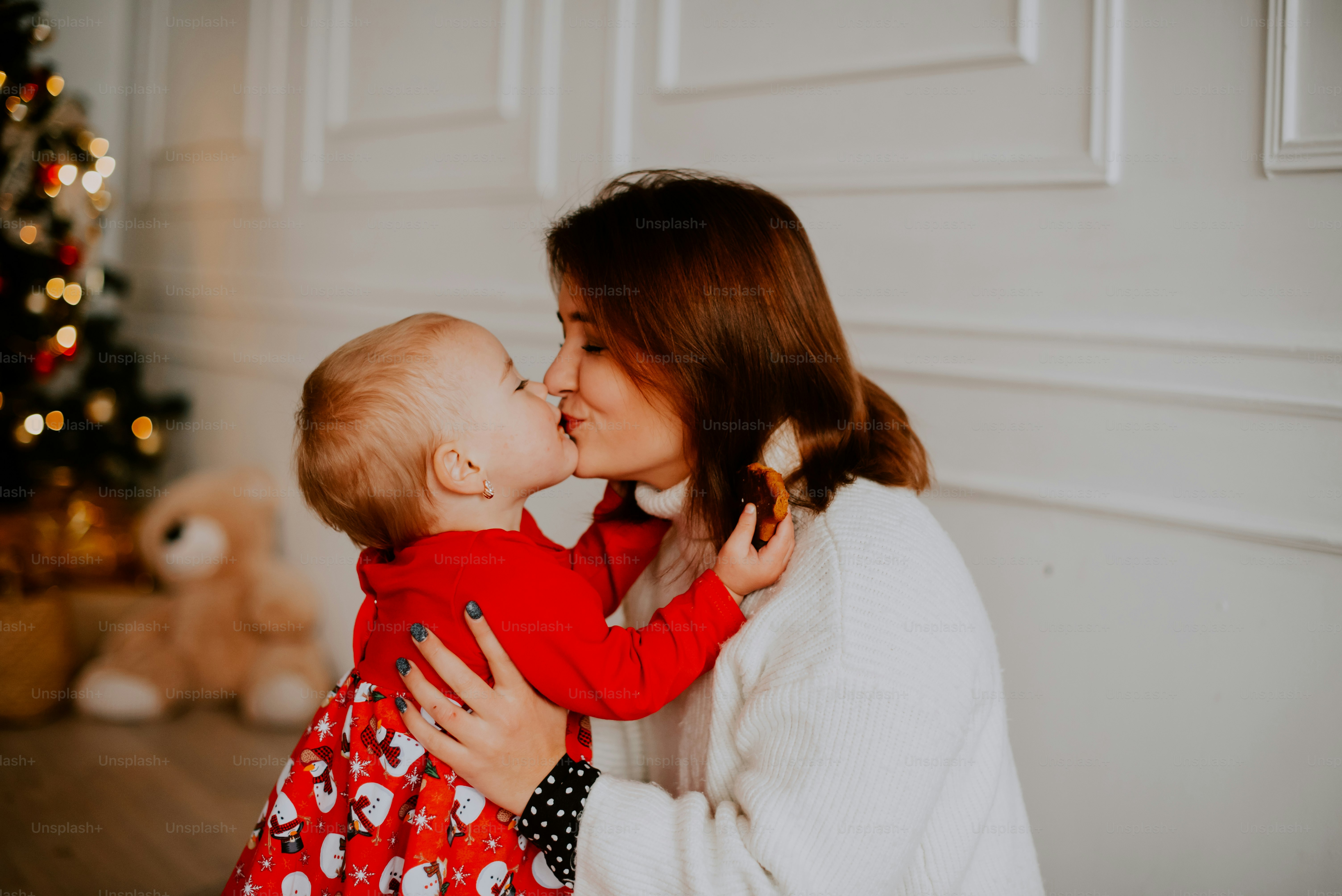 eine Person, die ein Baby hält