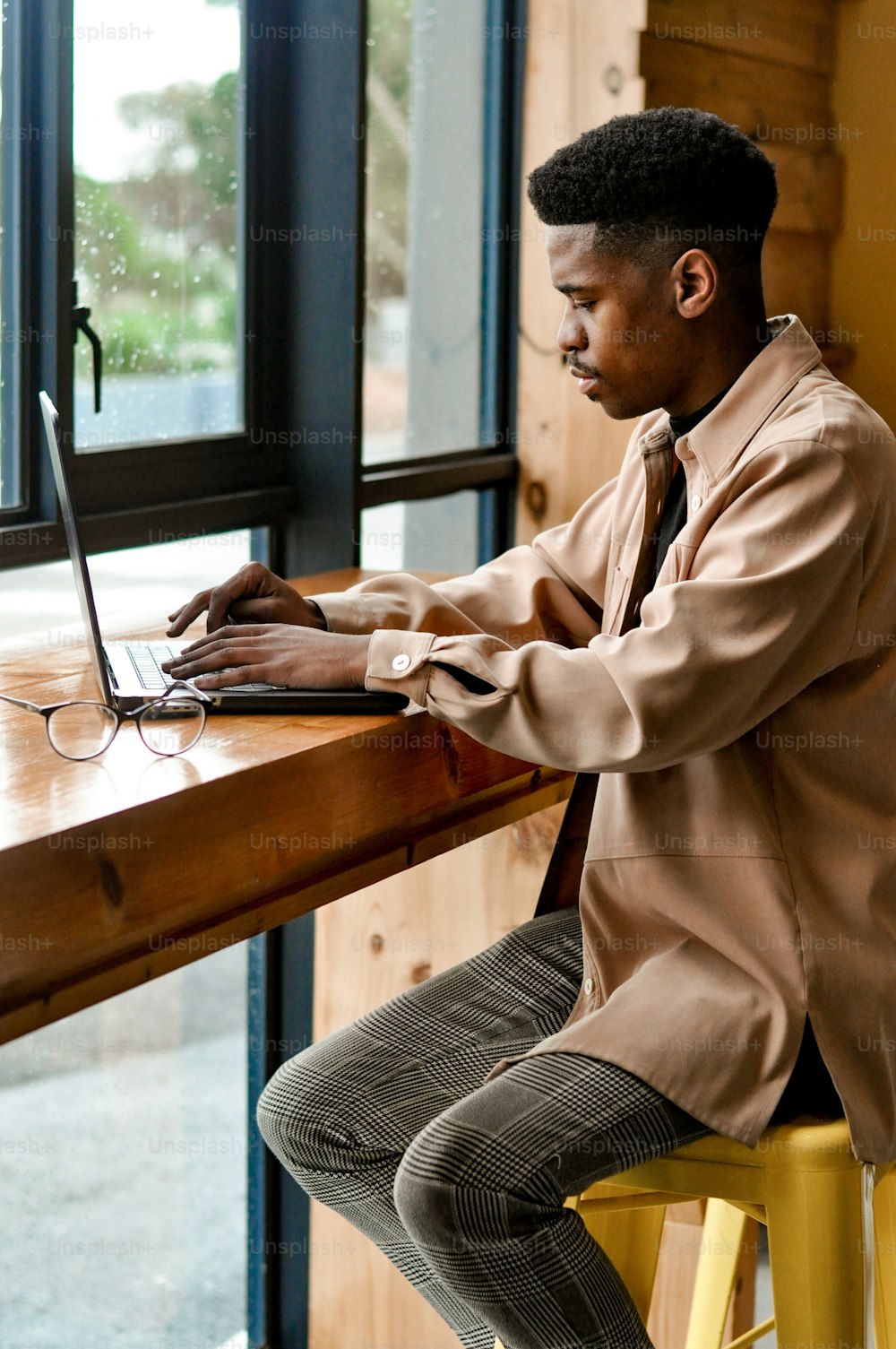 um homem sentado em uma mesa usando um laptop