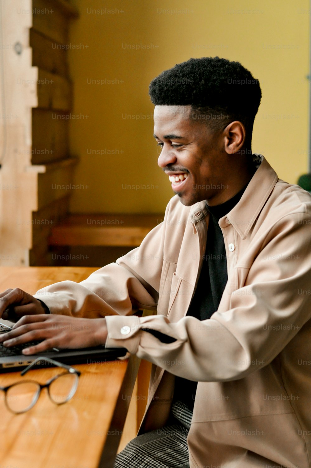 Ein Mann benutzt einen Laptop