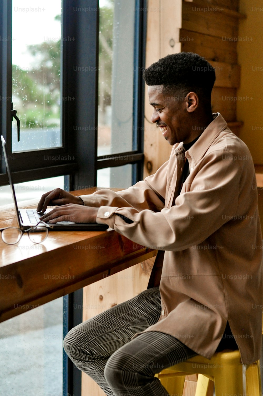 Un hombre sentado en un escritorio usando una computadora portátil