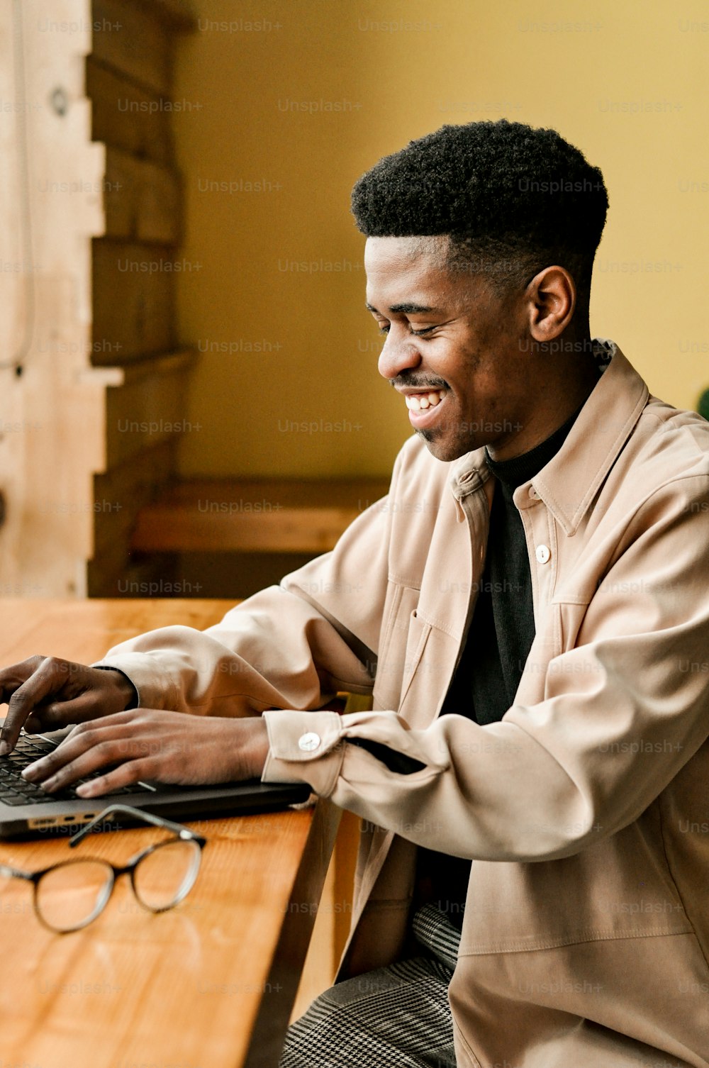 um homem usando um laptop