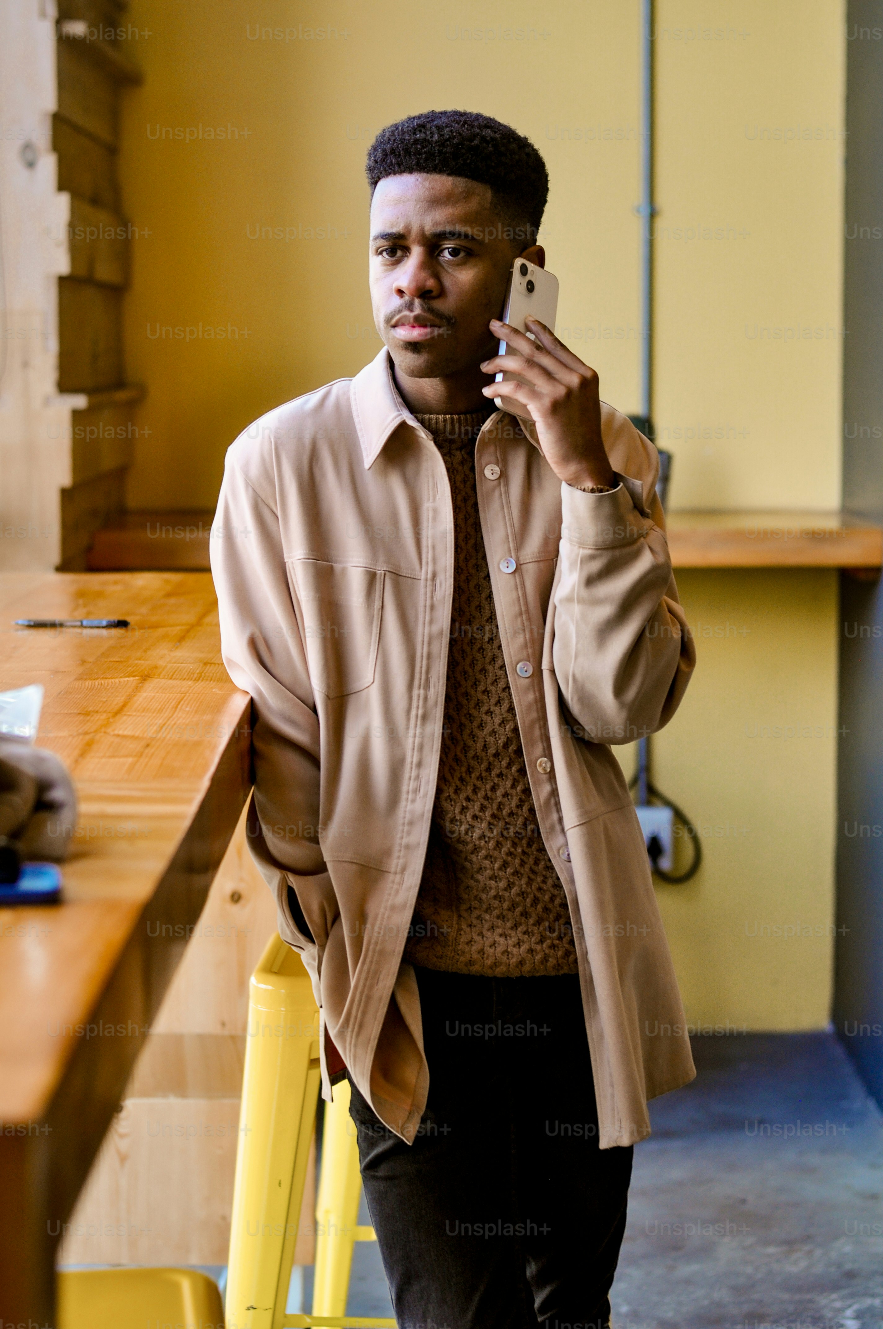 Ein Mann macht ein Selfie