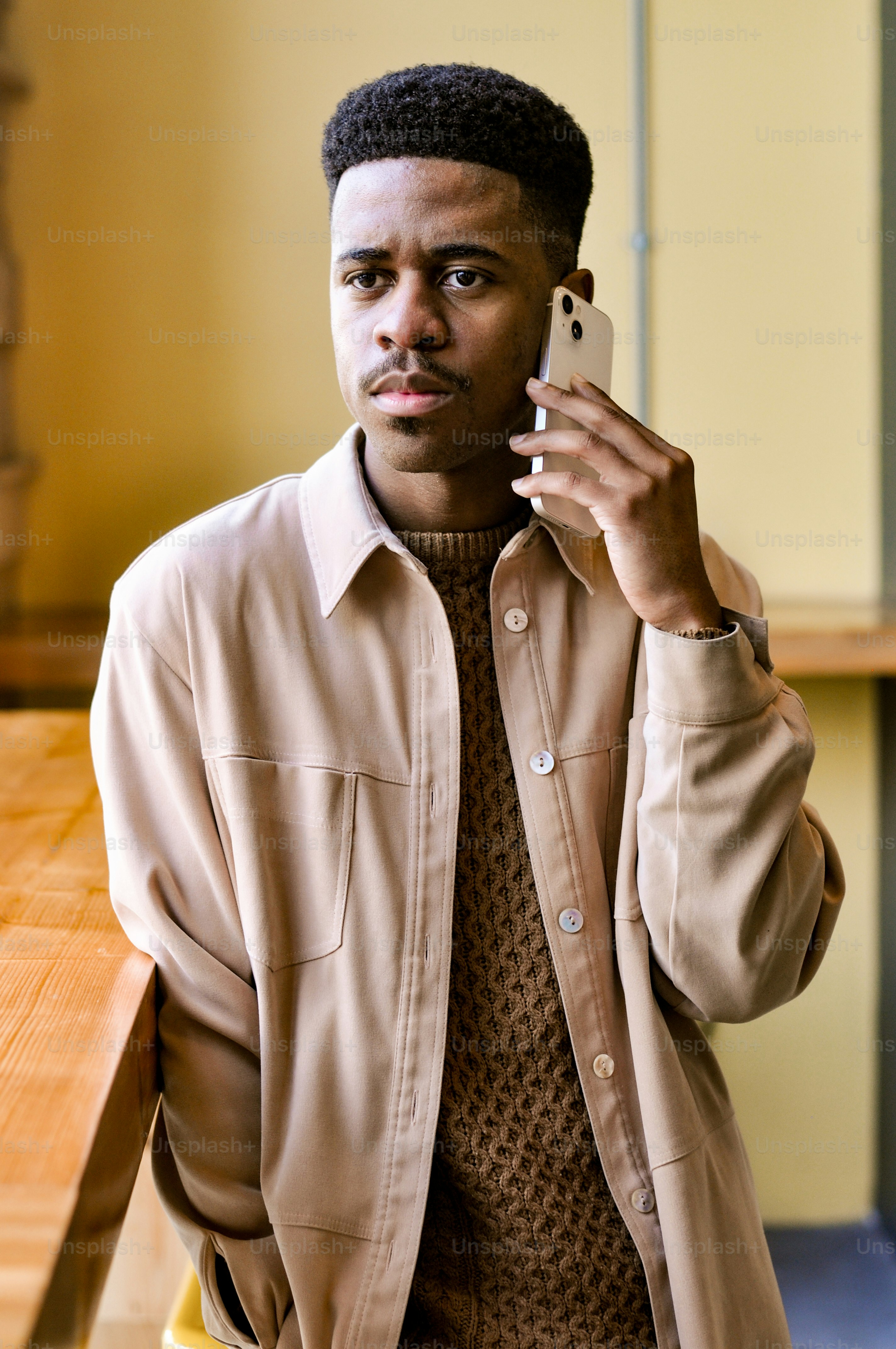 Ein Mann macht ein Selfie