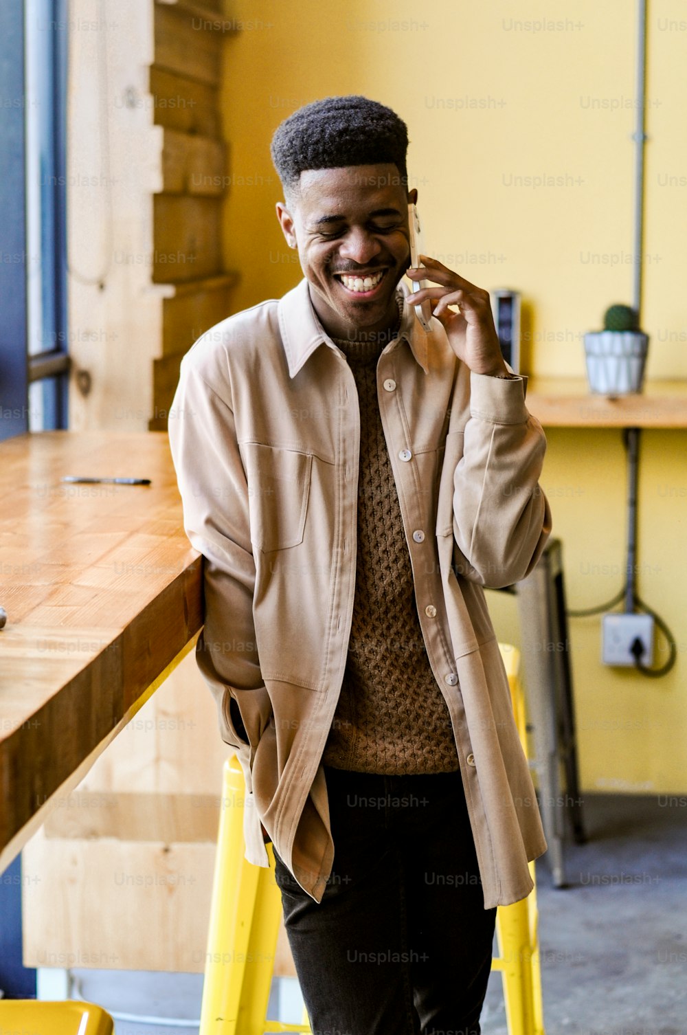 Un hombre sonriendo y sosteniendo un teléfono