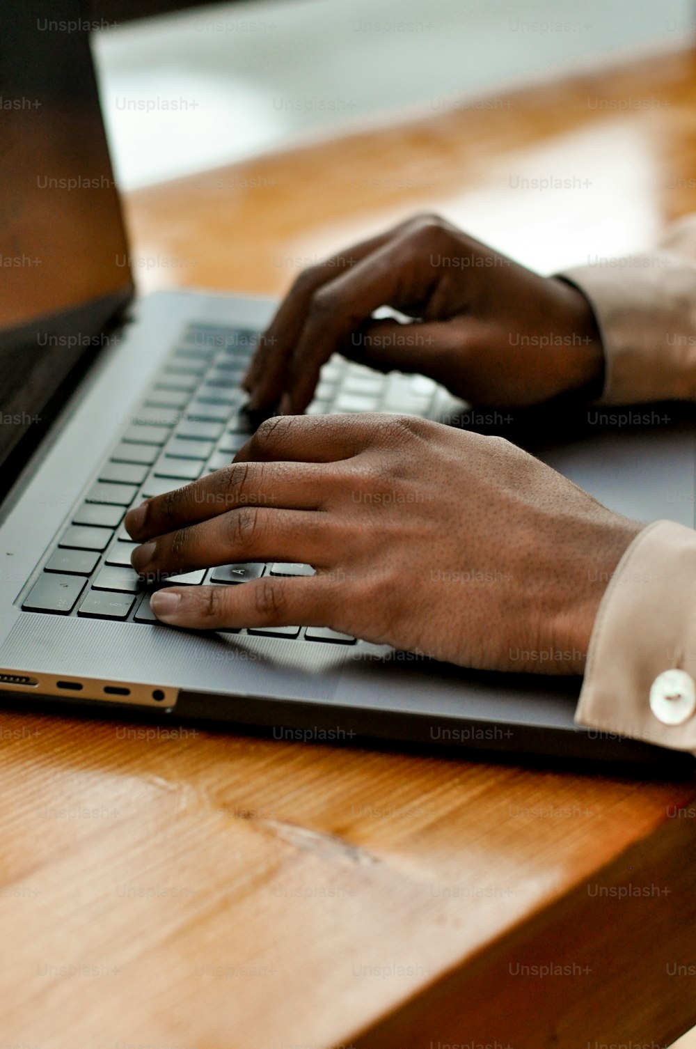 Una persona escribiendo en una computadora portátil