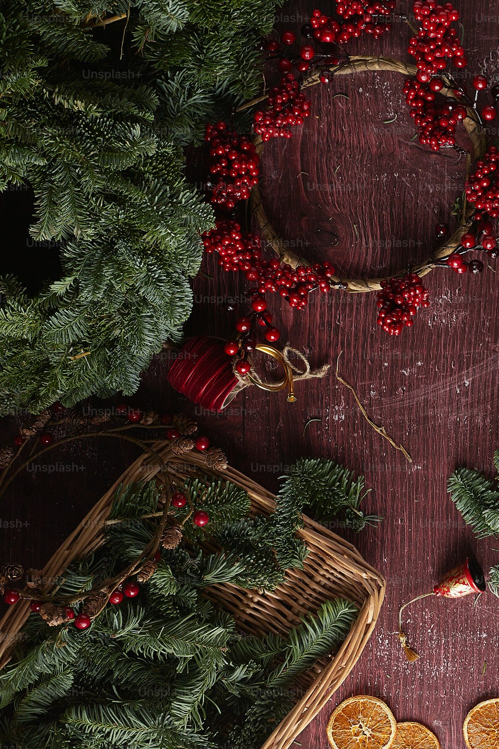 赤い装飾が施されたクリスマスツリー
