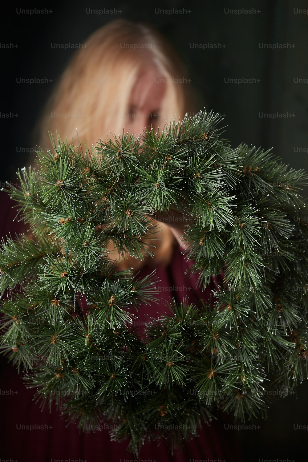 une personne allongée dans un buisson