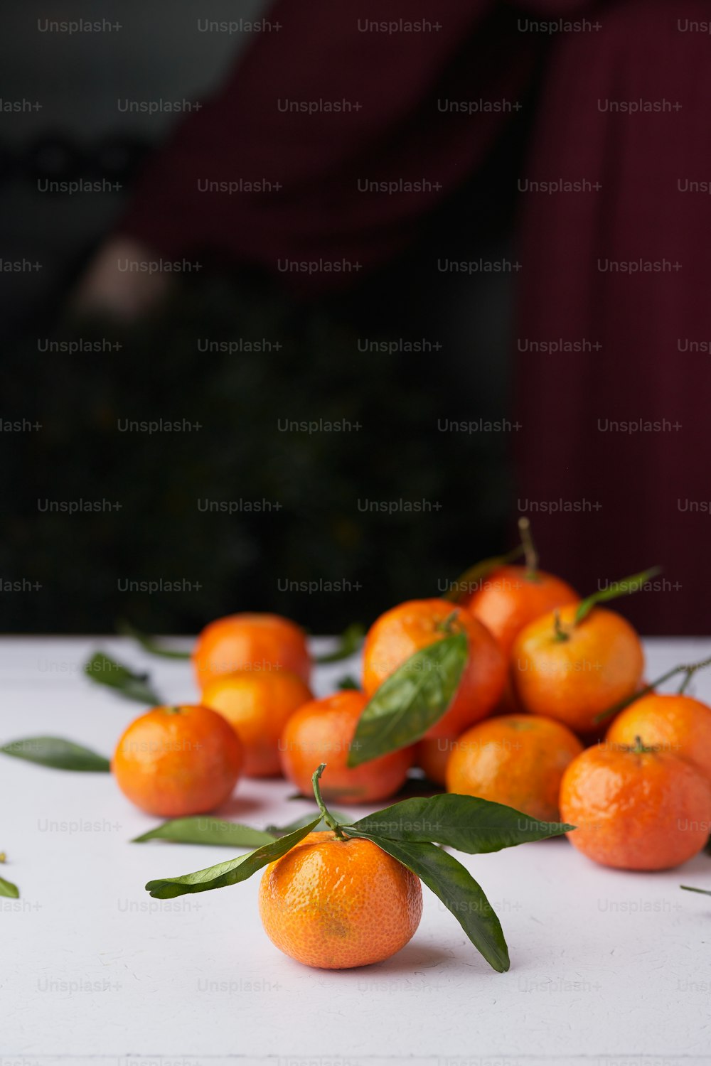 um monte de laranjas em uma mesa