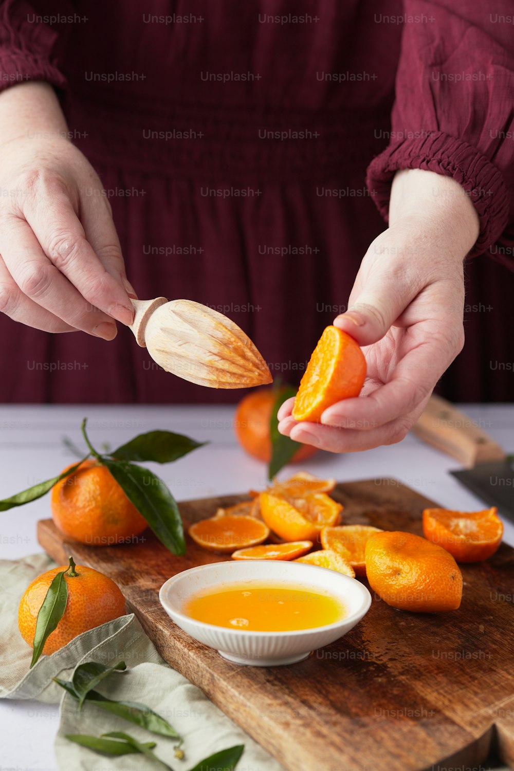 una persona está cortando una naranja
