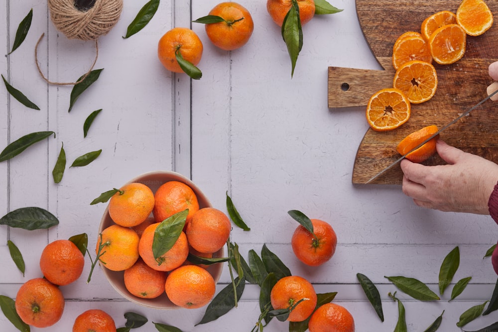 uma mão segurando um monte de laranjas
