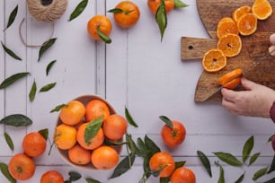 uma mão segurando um monte de laranjas
