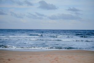 Una spiaggia con onde e nuvole