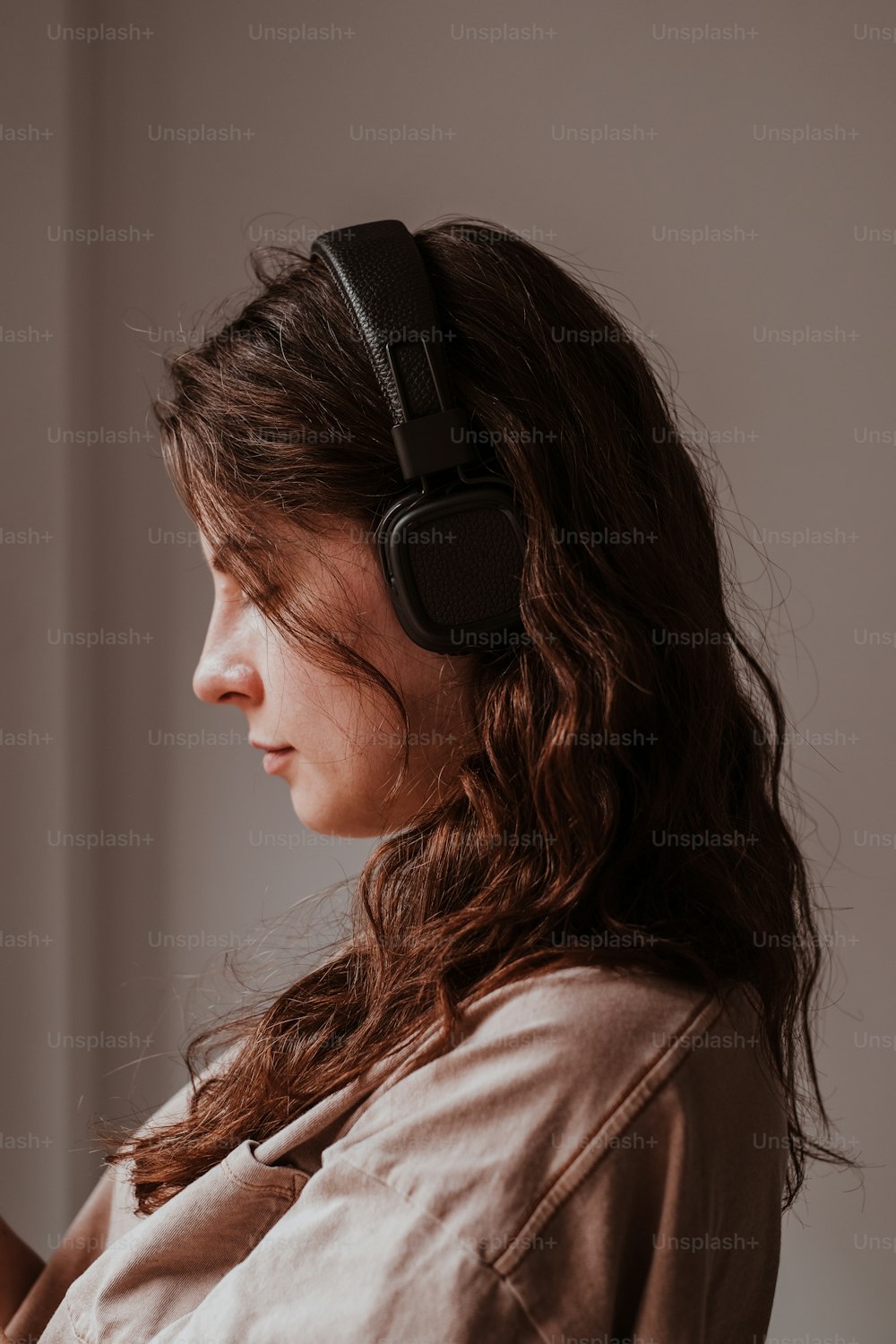Eine Frau mit Kopfhörern