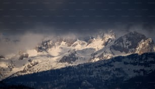 雪に覆われた山脈