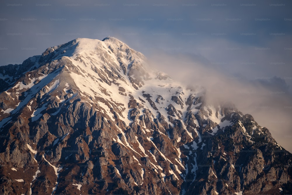 uma montanha com neve
