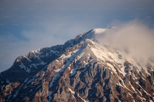 Una montaña con nieve