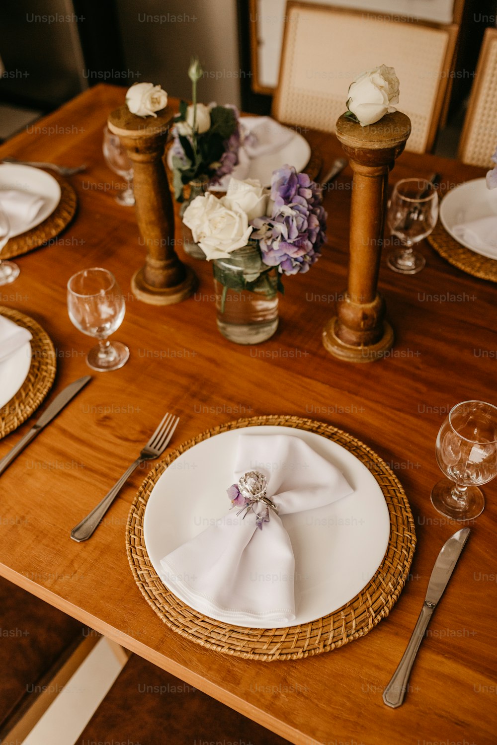 uma mesa com pratos e copos
