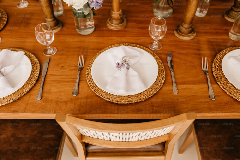uma mesa com pratos e talheres