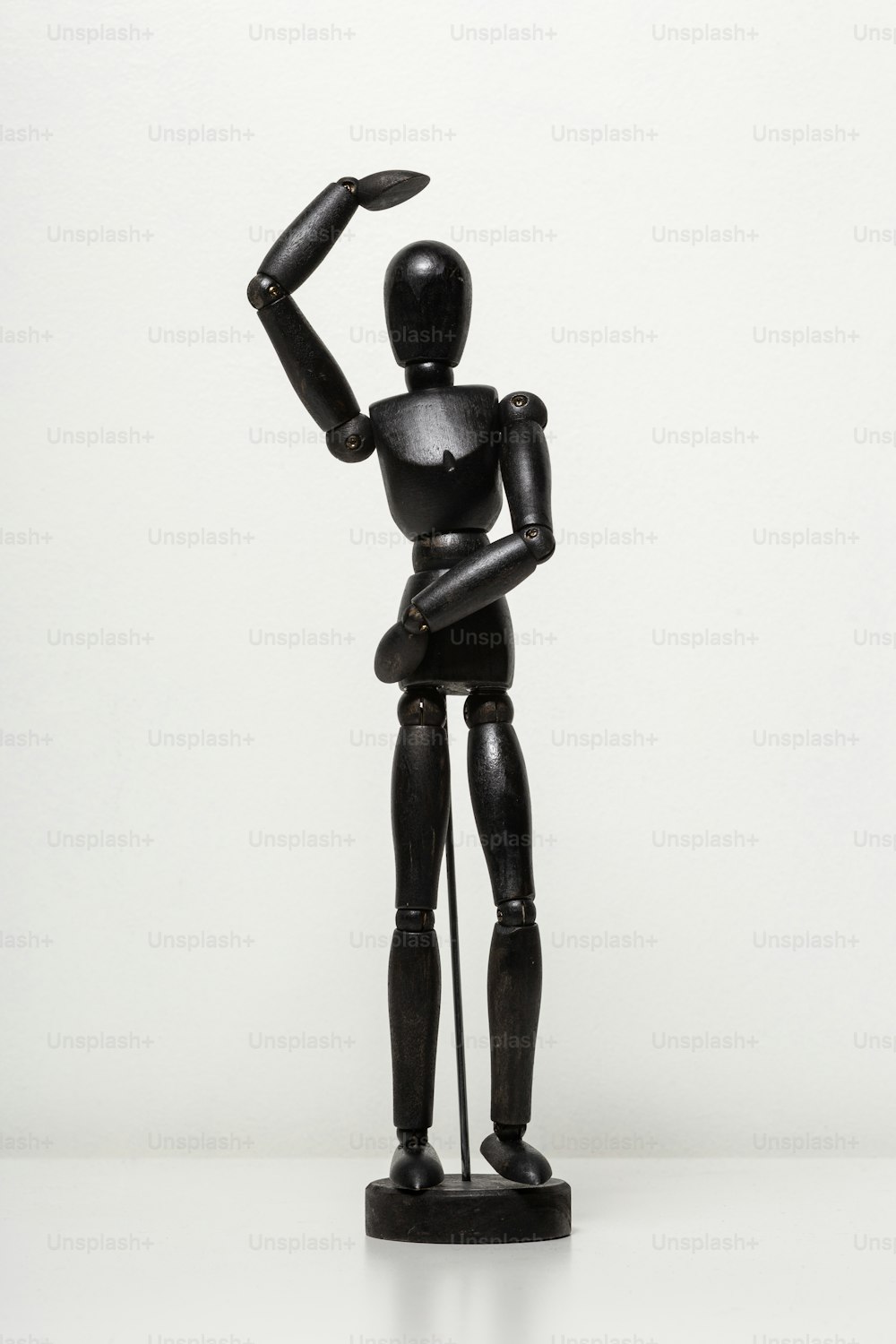 une statue noire et argentée