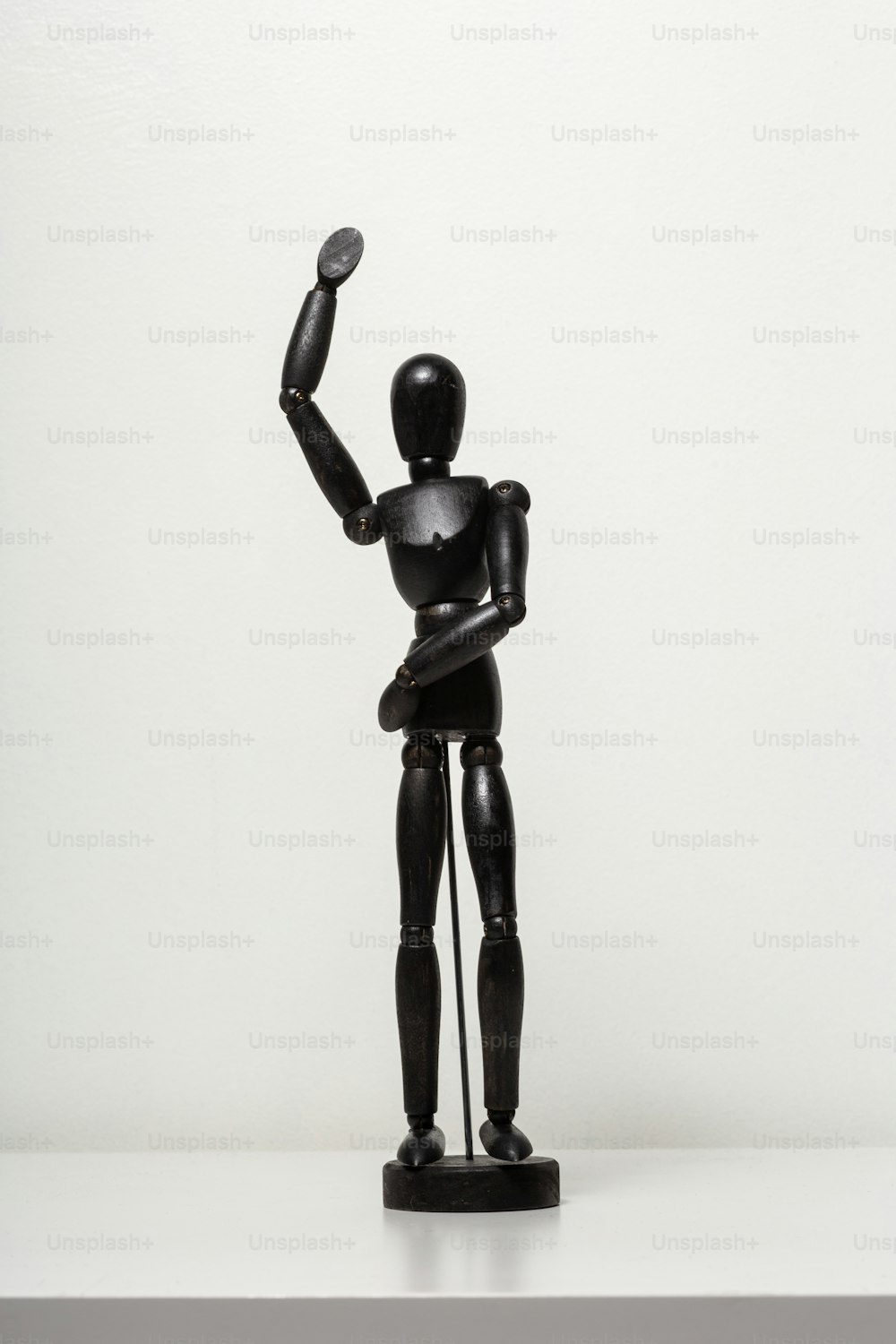 una estatua negra y plateada