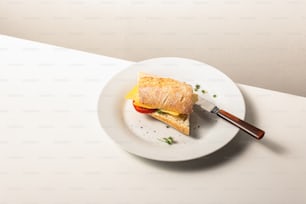 un panino su un piatto