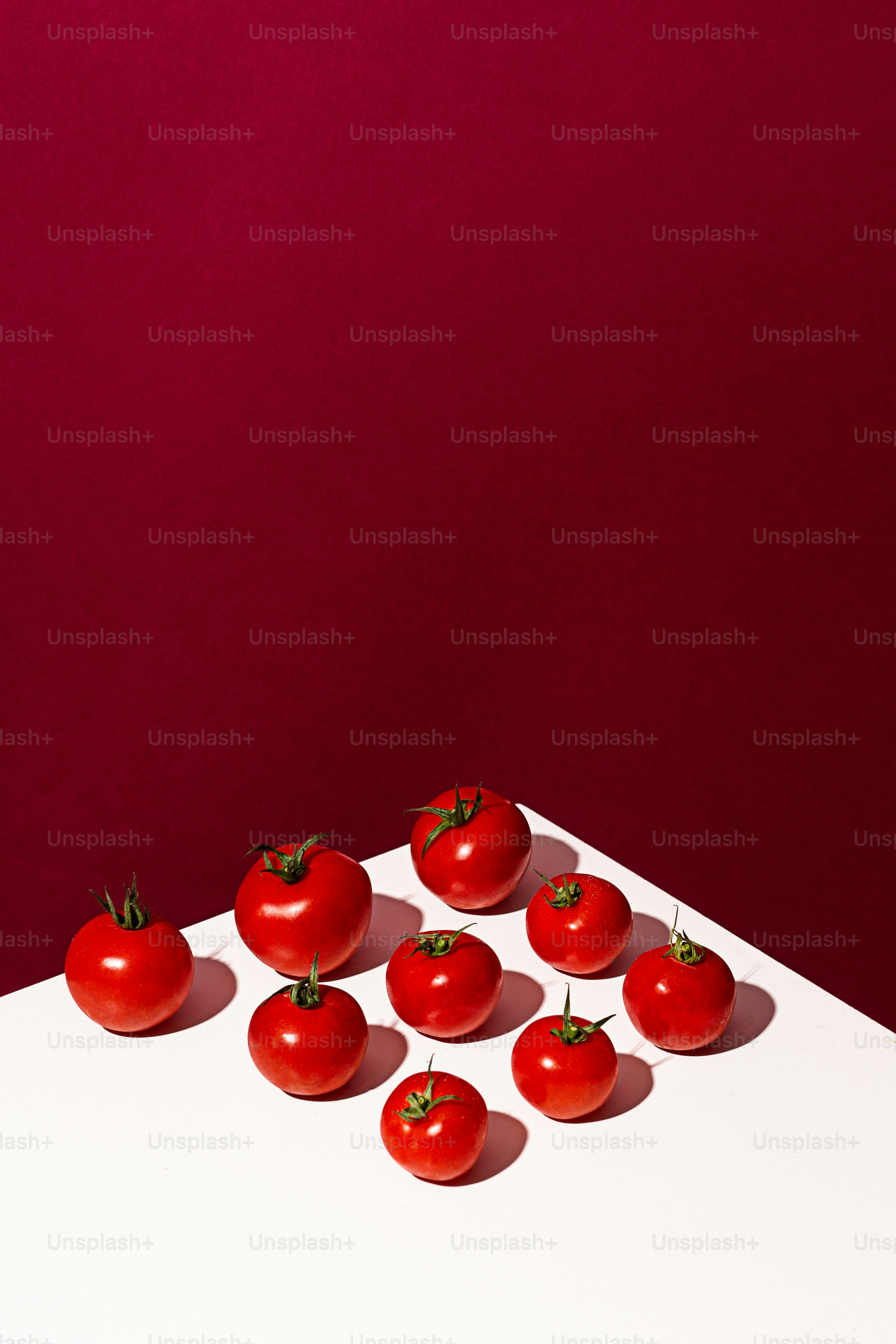 Eine Gruppe roter Tomaten