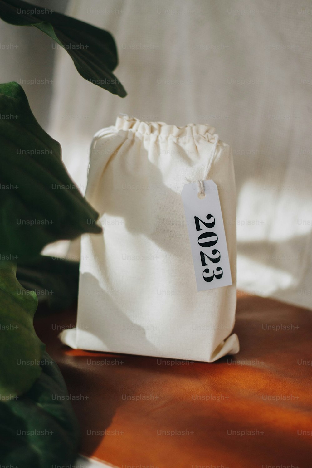 un sac blanc avec une étiquette noire sur une surface en bois