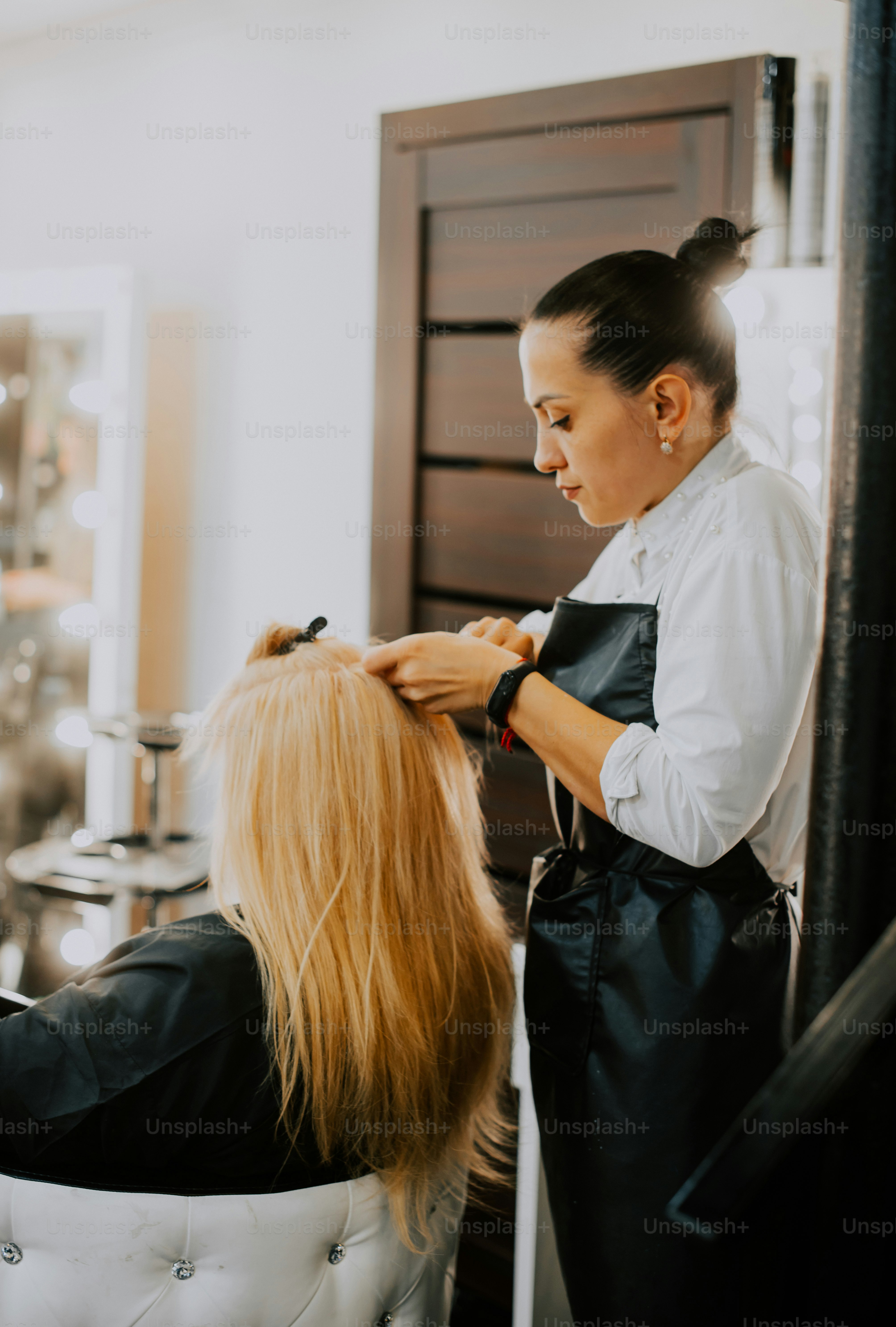 seseorang yang menata rambut