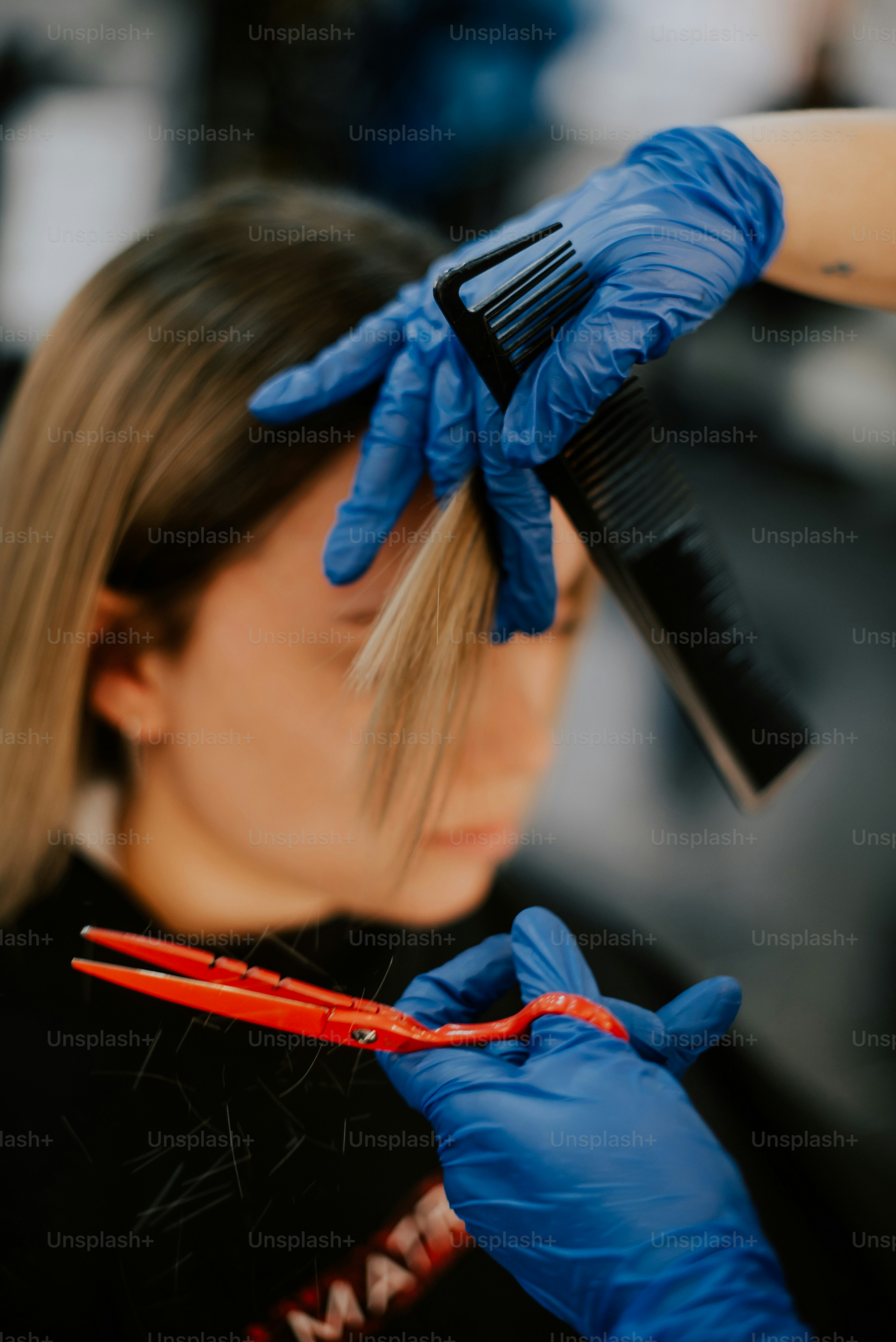Un primer plano de una mujer con un guante azul