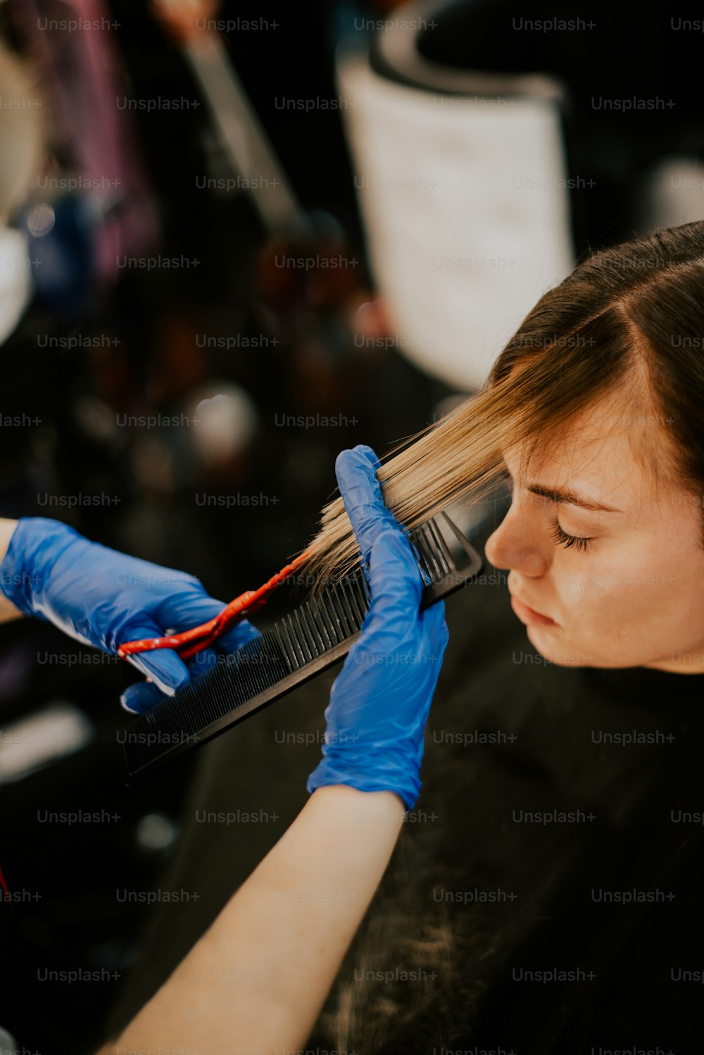 Una persona cortando una cinta
