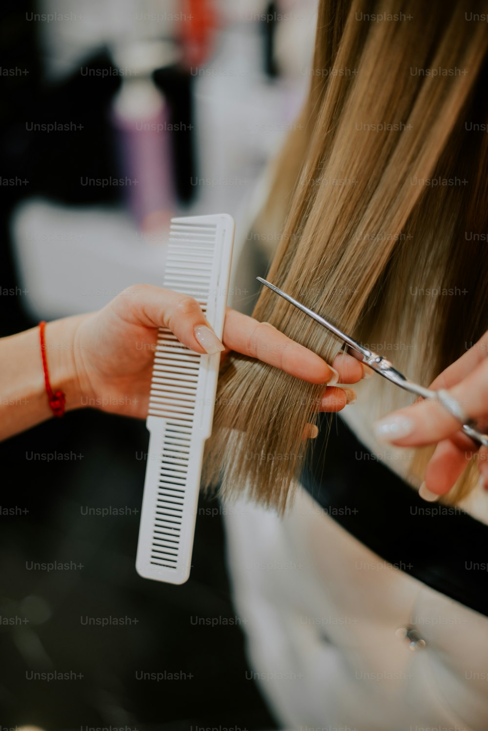 uma mulher fazendo o cabelo